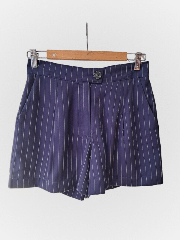 Short con pinzas rayado