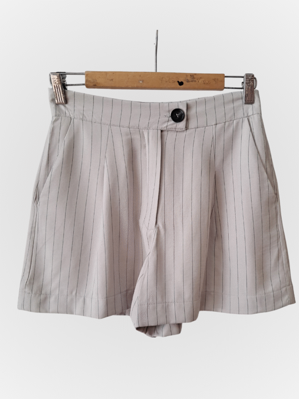 Short con pinzas rayado