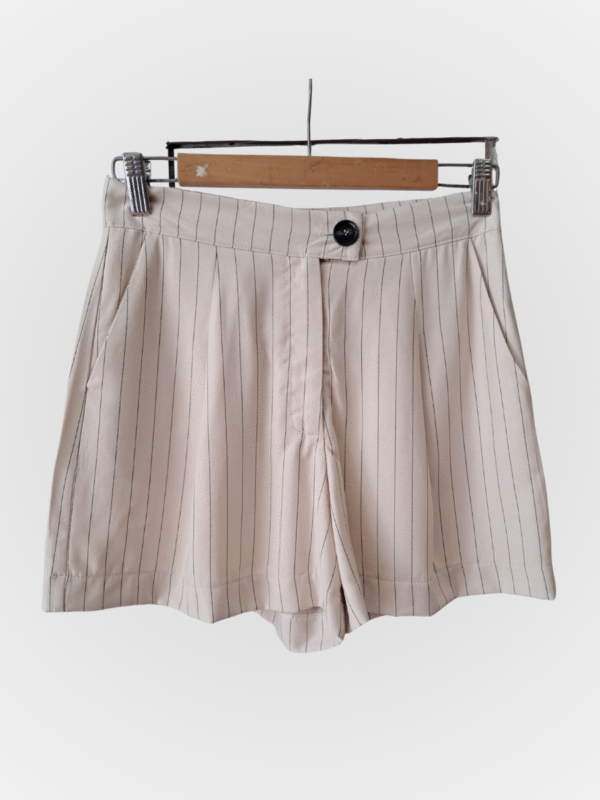 Short con pinzas rayado