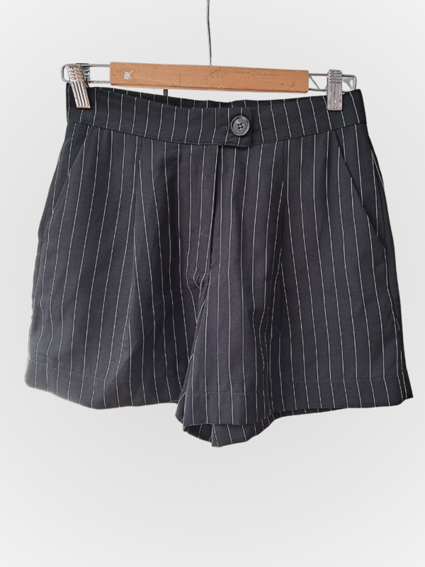 Short con pinzas rayado